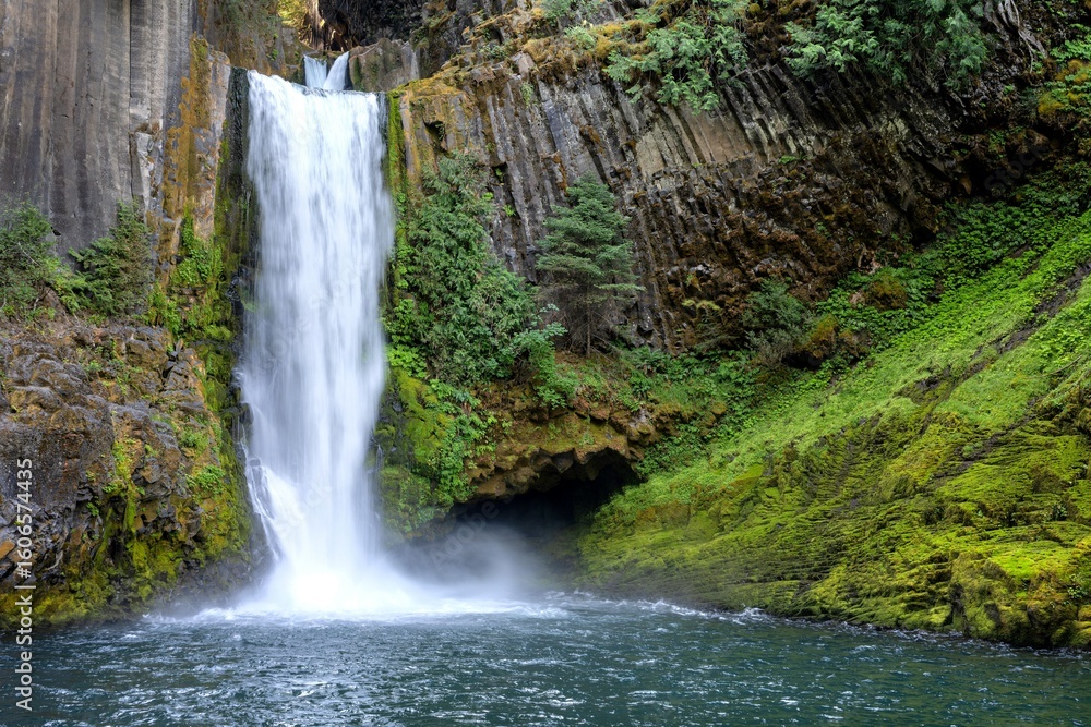 Fototapeta premium Majestic Waterfall Over Rocky Cliffs