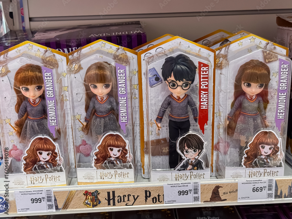 Naklejka premium Harry Potter and Hermione Granger Dolls in Wizarding World Packaging on Store Shelf, Dnipro, Ukraine - June 20, 2025