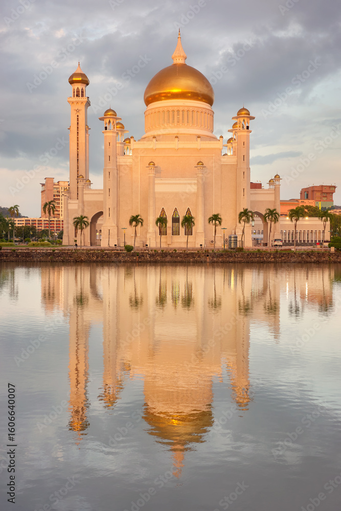Obraz premium Omar Ali Saifuddien Mosque at sunset, Bandar Seri Begawan, Brunei.