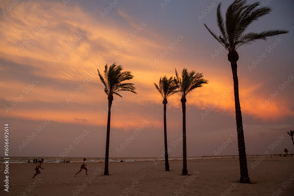 Obraz premium Playa de arena en un pueblo de vacaciones