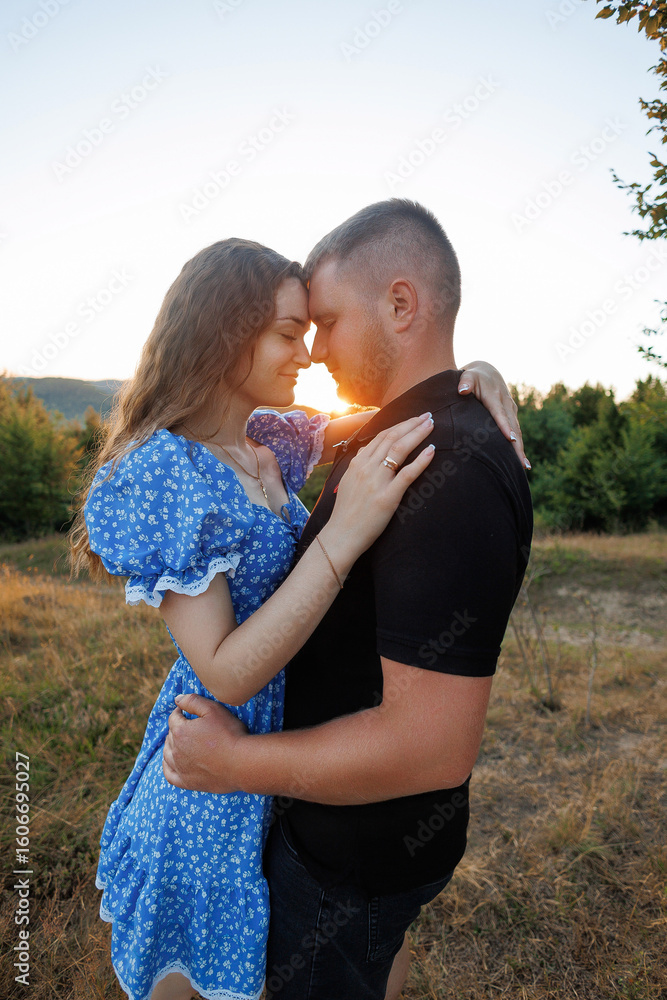 Fototapeta premium Couple enjoying a romantic sunset moment in a serene outdoor setting