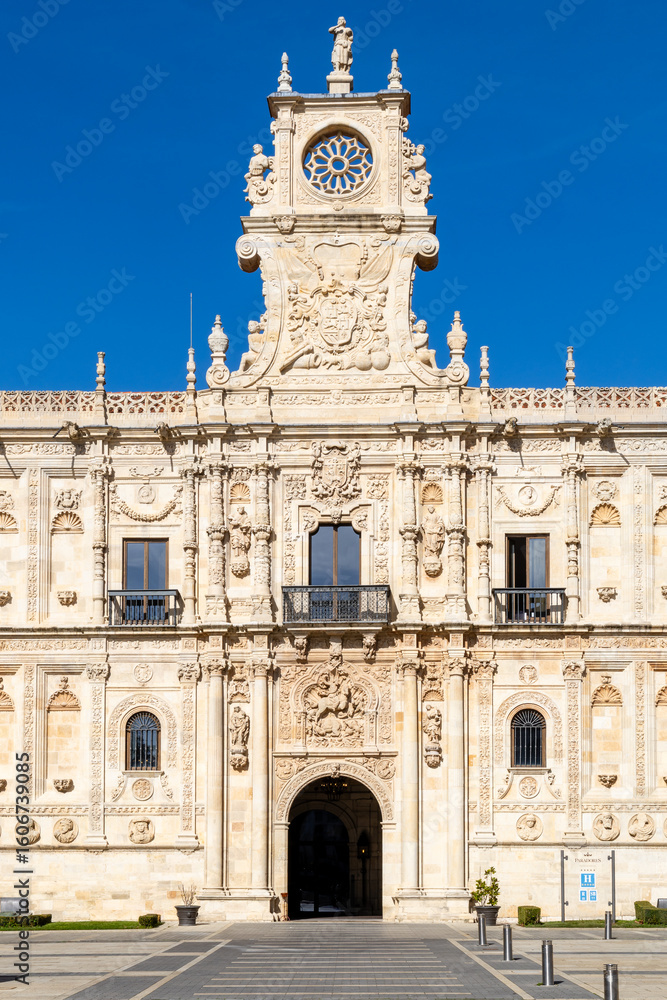 Obraz premium Leon, Spain - November 02, 2024: The building and surroundings of the medieval San Marcos building, now converted into a museum and hotel, are located in the city of Leon, Spain.