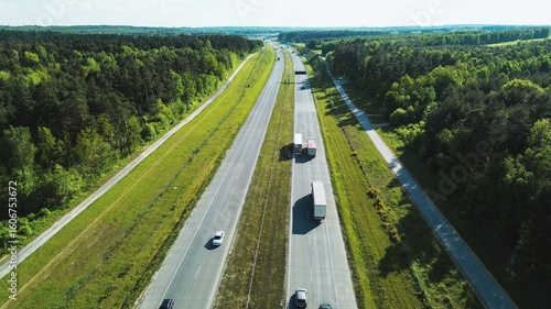Tableau sur toile Cars on expressway in green environment