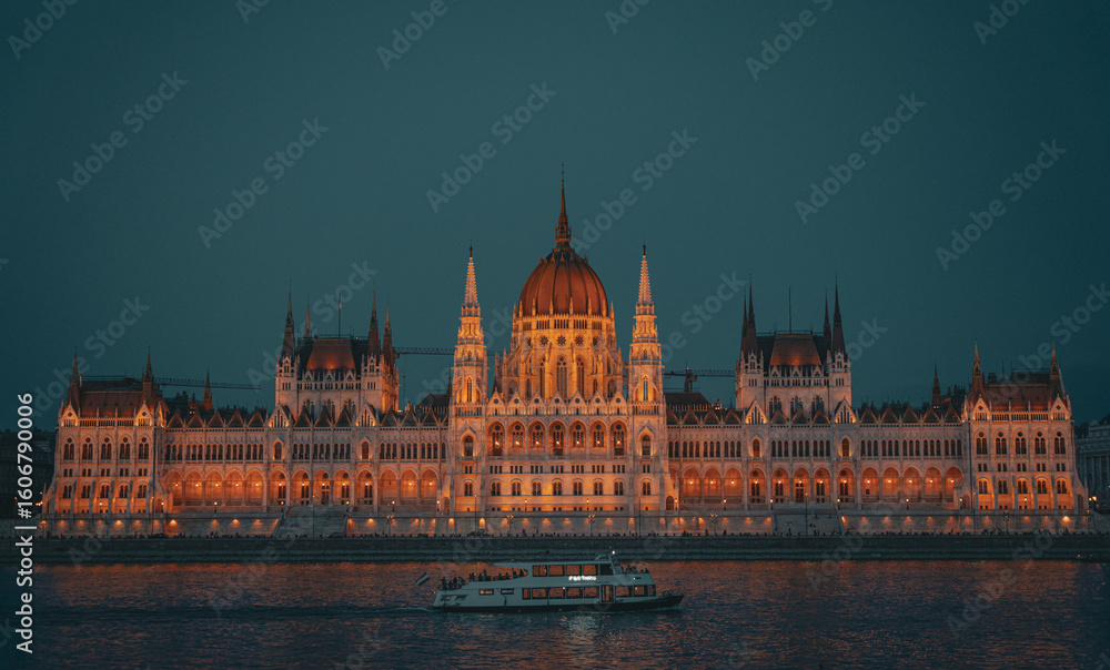 Fototapeta premium hungarian parliament building