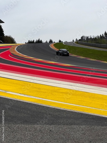 Bilde på lerret racecar on legendary circuit