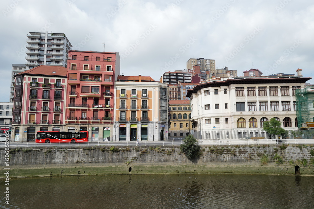 Obraz premium Buildings by the riverside in the city of Bilbao