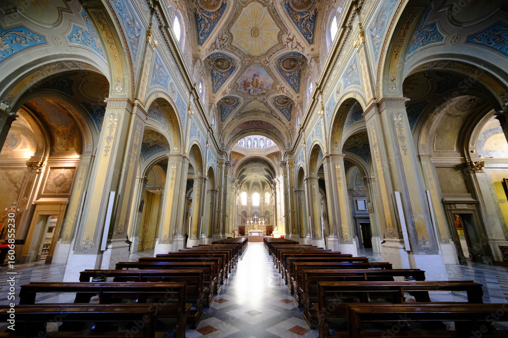 Fototapeta premium Historic cathedral of Saints Pietro and Marco in Alessandria, Italy: interior