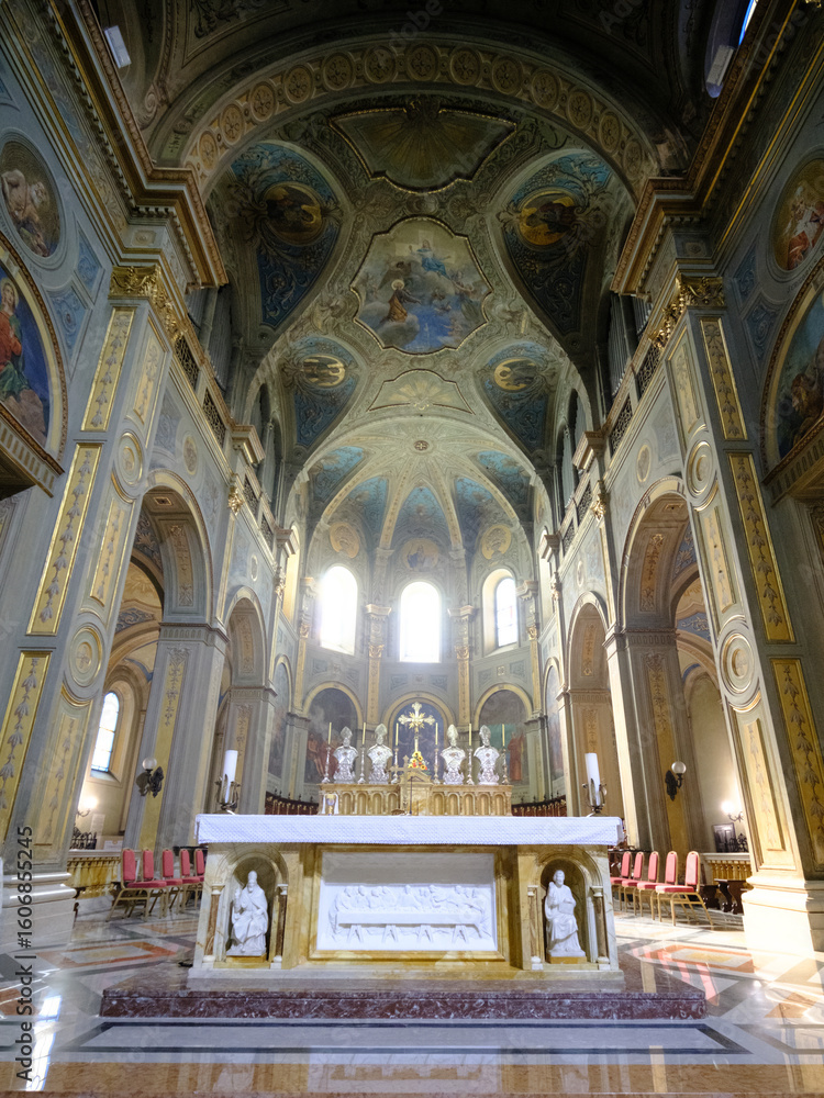 Fototapeta premium Historic cathedral of Saints Pietro and Marco in Alessandria, Italy: interior