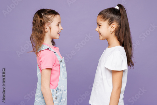 Fotografía Side profile view smiling cheerful cool fun little two friends kids children gir