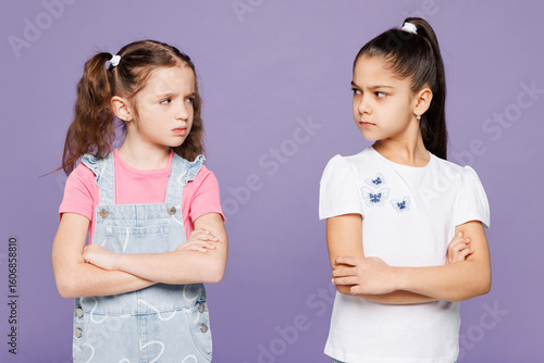 Foto Little angry mad offended two friends kids children girls 9-10 year old wear cas