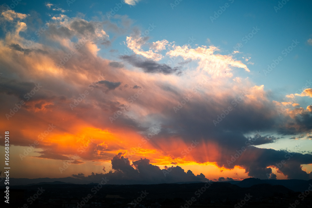 Fototapeta premium Peaceful evening sky with warm colors