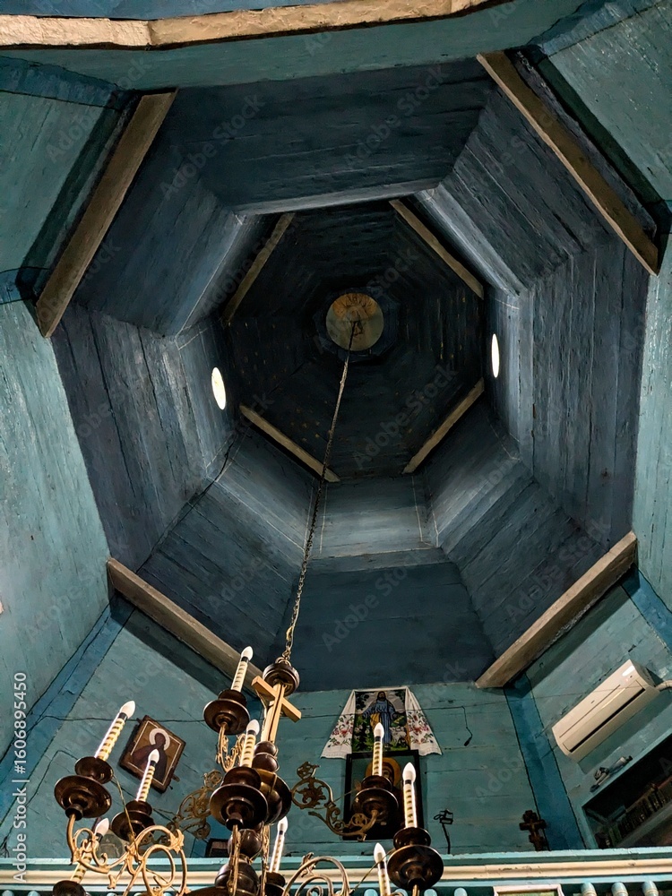 Obraz premium blue ceiling of a wooden church with a painting in the center