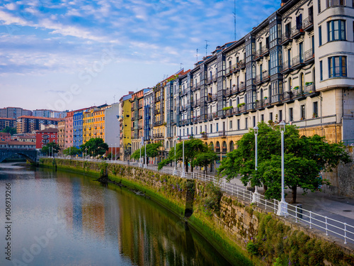 Tableau sur toile Martzana Kaia, Bilbao—vibrant historic buildings along a tranquil riverfront, showcasing rich architecture and cultural charm in Spain’s dynamic Basque cityscape
