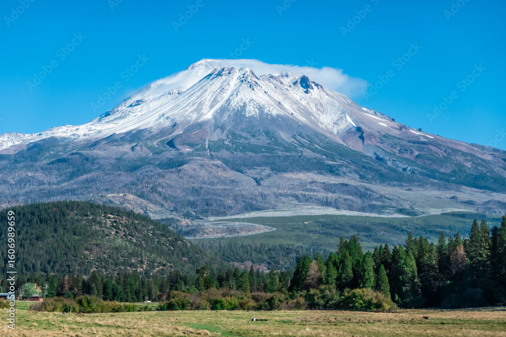 Fototapeta premium Mount Shasta in northern California with blue sky