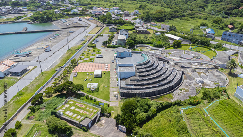 千葉県鴨川市の海岸と町並みを望むドローン空撮風景