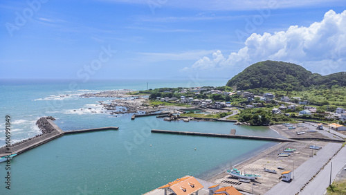 千葉県鴨川市の海岸と町並みを望むドローン空撮風景