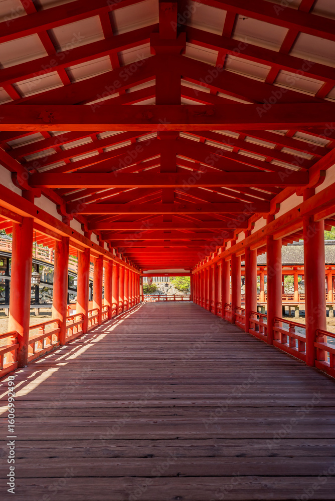 Obraz premium 世界遺産・日本三景厳島神社西回廊 広島県廿日市市宮島