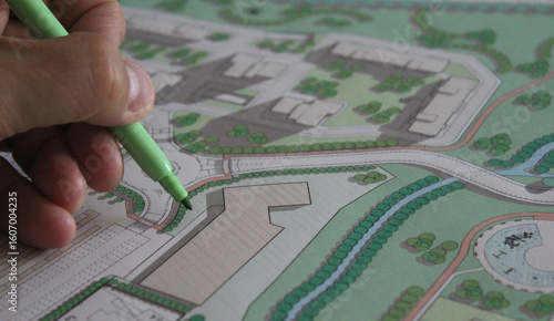 Architetto urbanista che progetta un nuovo quartiere in città