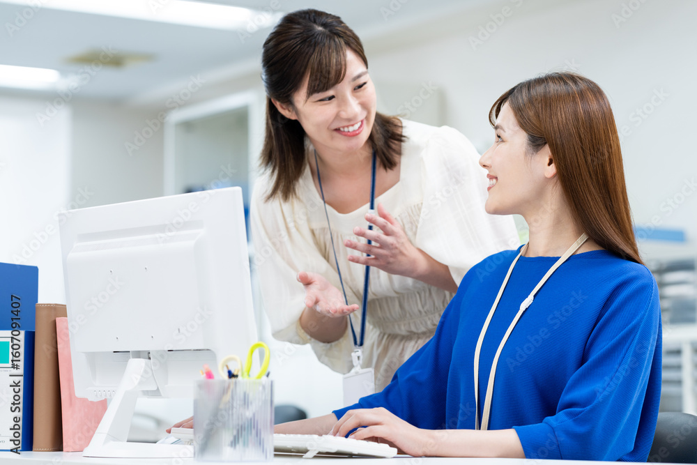 Fototapeta premium オフィスで働くビジネスウーマン