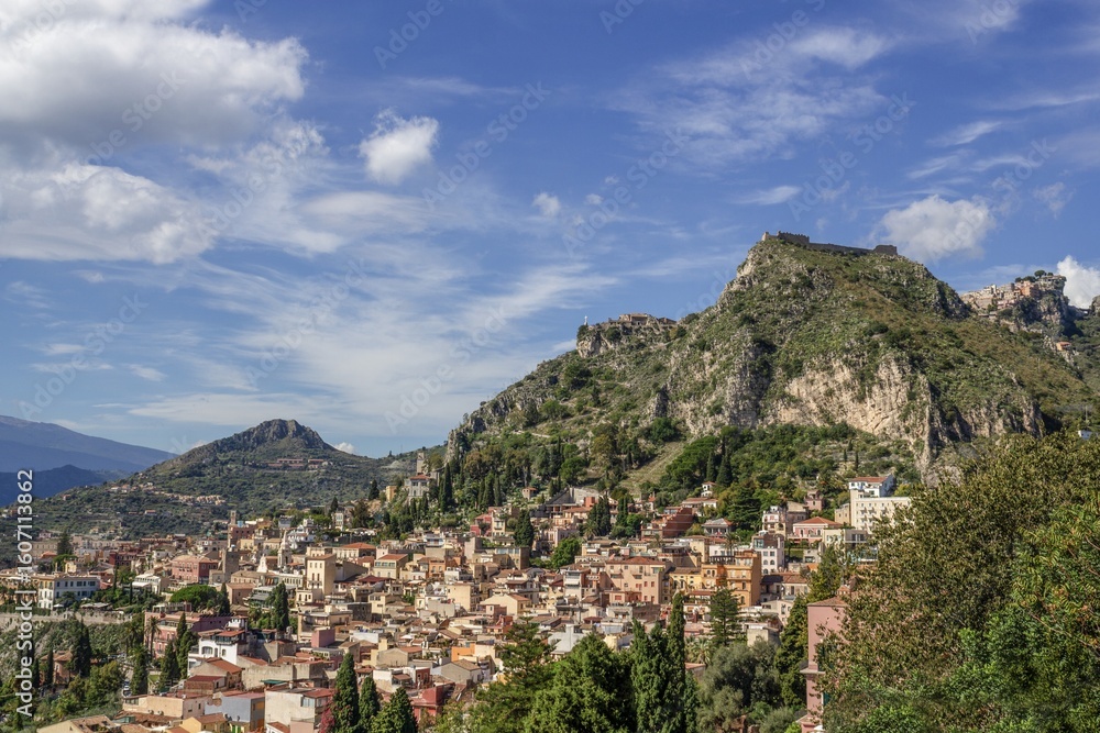 Obraz premium taormina, italien - stadtpanorama mit landschaft und häusermeer