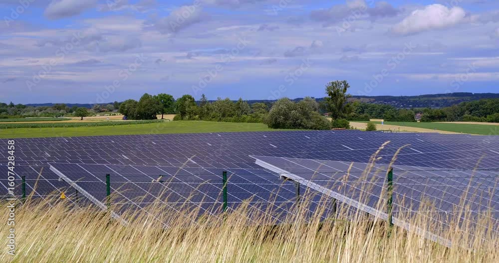 Wolken ziehen am sonnigen Himmel über Solarfeld, Photovoltaikanlage am Ammersee, Bayern, Deutschland, Europa