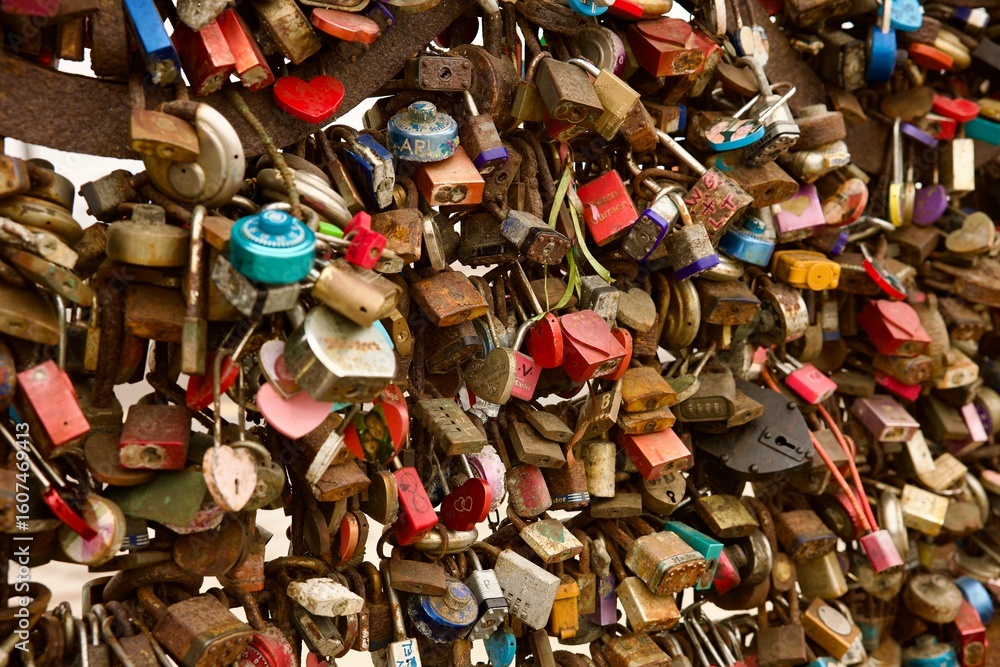 Obraz premium Heart shaped structure holds love locks