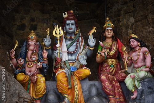 Papier peint Statue of Lord Shiva, Parvati, Skandha Kumar, and Ganesha at the Koneswaram Temple (Thirukoneswaram Kovil), Trincomalee, Sri Lanka