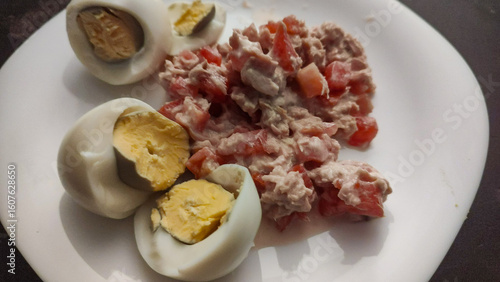 Healthy and delicious diet: lose weight with healthy foods, such as boiled egg and tuna with tomato and onion.