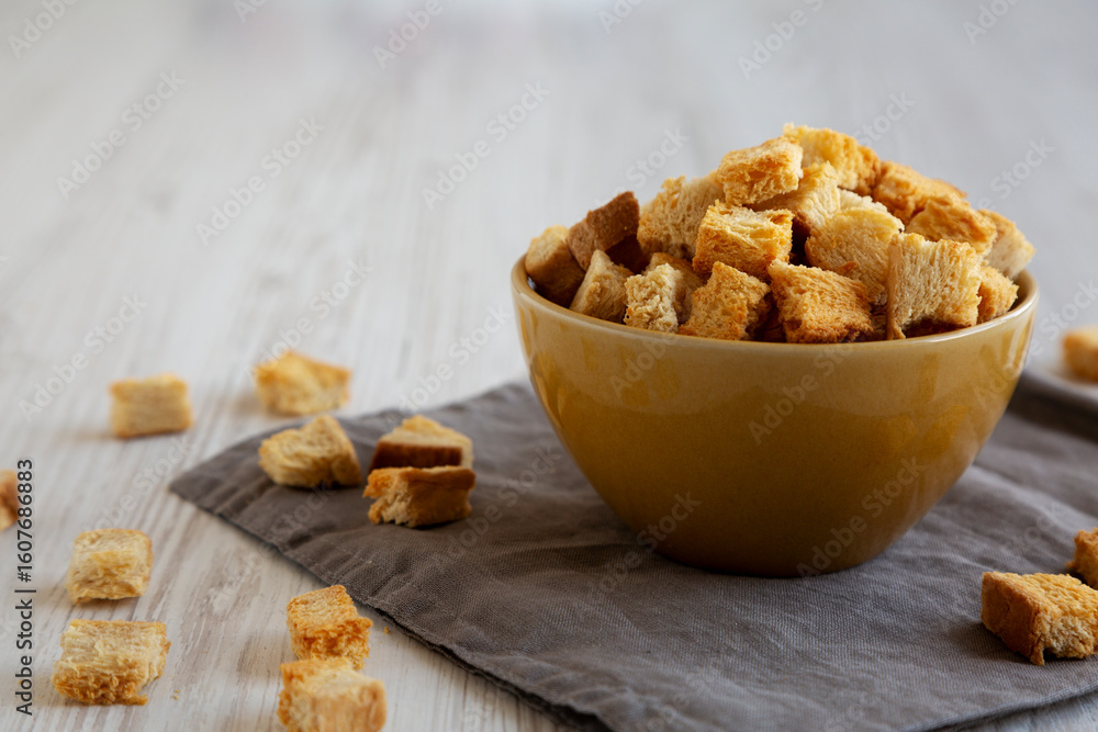 Ταπετσαρία Homemade Crispy Bread Croutons in a Bowl, side view. Close-up.