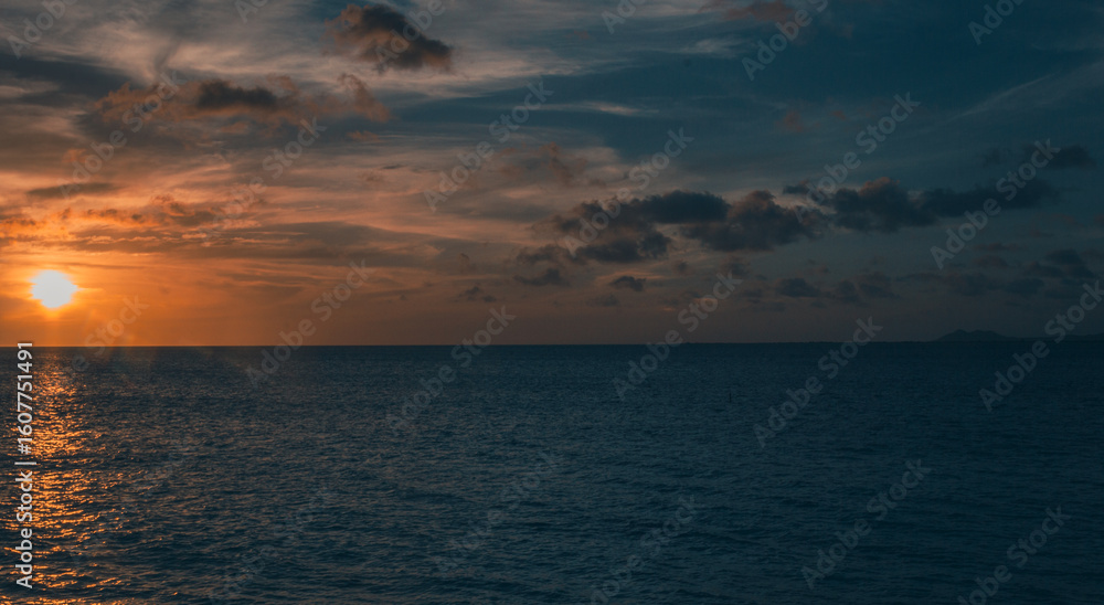 Obraz premium Sunset over the sea in the Caribbean, Bonaire.