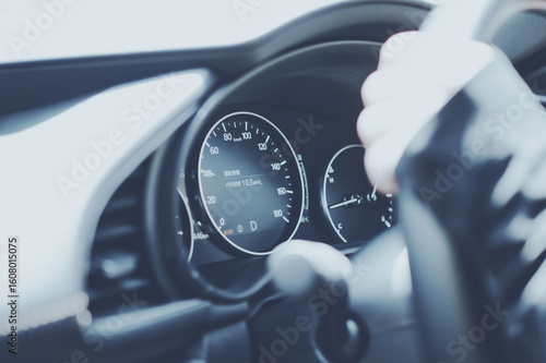 メーターパネルとハンドルを握る手