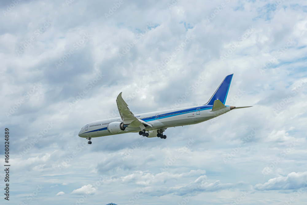 Fototapeta premium 夏の日中の福岡空港での航空機着陸シーン