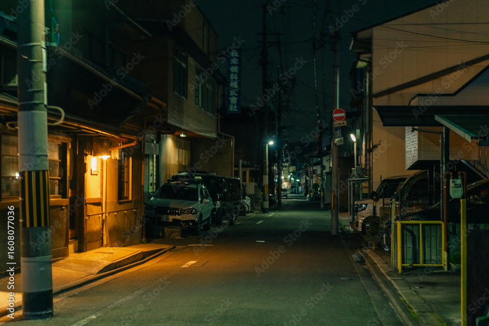 Naklejka premium Kyoto, japan - 2 may 2025 Quiet street in Kyoto at night