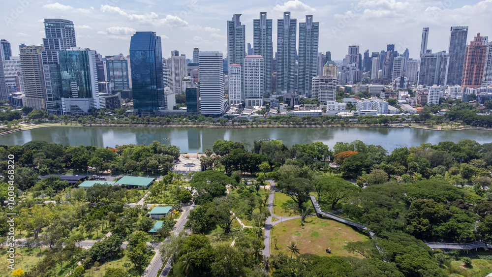 Obraz premium Benjakitti Park and Bangkok Capital