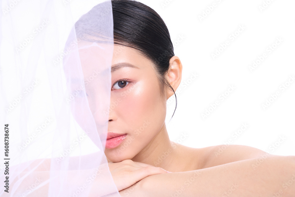 Naklejka premium 若いアジア女性のスタイリッシュな美容ポートレート
