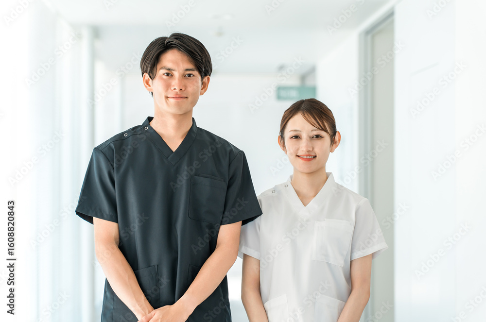 Obraz premium スクラブ姿の医療従事者,医療スタッフ,医師の男性と白衣姿の看護師の女性 