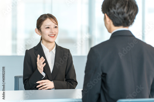 Wallpaper Mural スーツ姿の男性を取材するインタビュアー,マスコミ,記者の女性
 Torontodigital.ca