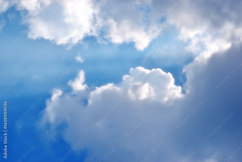 Obraz premium cloudy day with sunlight