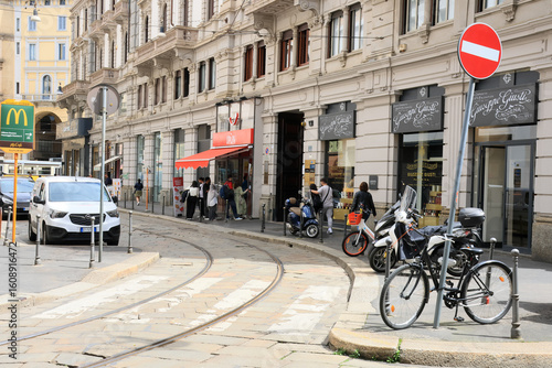 Scène de vie sur la Via Victor Hugo à Milan