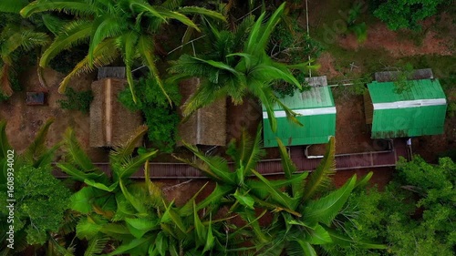 Traditionelle Holzhäuser im Amazonas – Luftaufnahme vom Rio Juma in Brasilien. Versteckt im Urwald 2