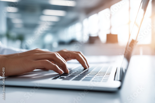 オフィスでノートパソコンを操作する手元