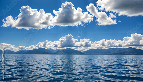 Le calme d'une mer sous un ciel dégagé