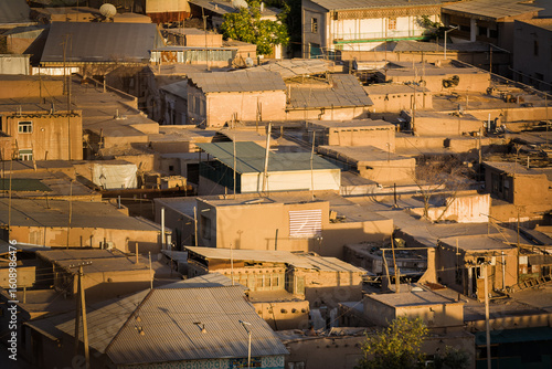 Cuadro en lienzo Aerial view of mud‑brick houses with corrugated tin roofs densely packed in a lo
