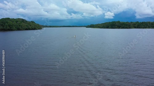 Drohnen-Video: Traditionelle Holzmotorboote auf dem Rio Juma im Amazonas, Brasilien. Wildnis Amazonas Boot 3