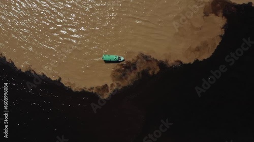 Encontro das Águas: Zusammenfluss von dunklem und braunem Fluss im Amazonas, ManausBrasilien 7
