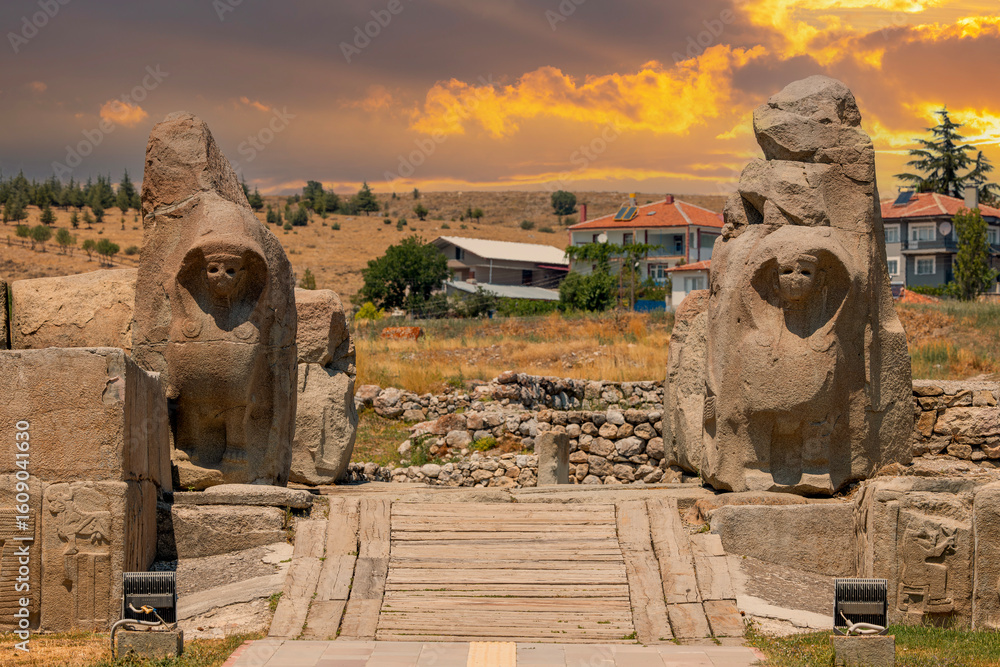 Ταπετσαρία Ancient gate entrance with sphinx from the Hittite period in Alacahoyuk
