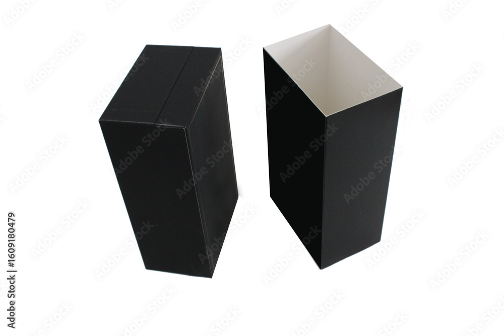 Fototapeta premium Blank cardboard box isolated on white background