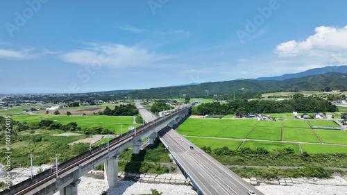富山県滑川市の北陸自動車道と北陸新幹線が交差する場所
