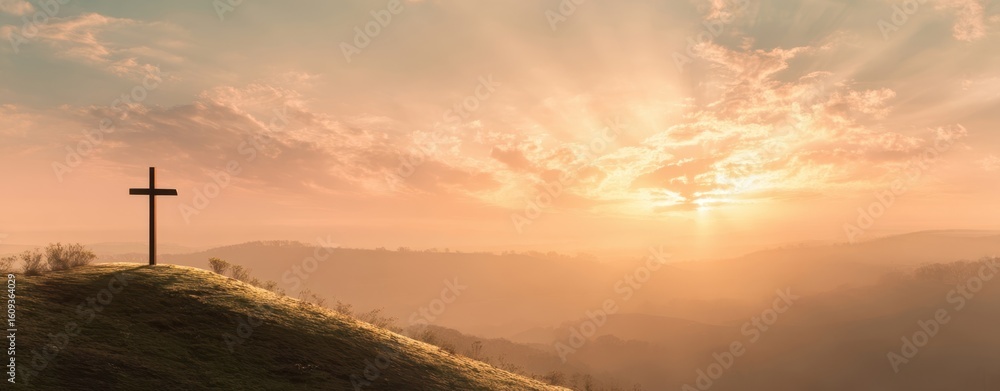 Obraz premium The cross stands tall against a breathtaking sunrise illuminating the horizon.