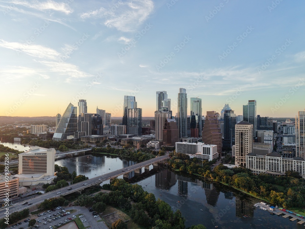 Naklejka premium Beautiful Austin skyline during sunset with a stunning aerial drone view 